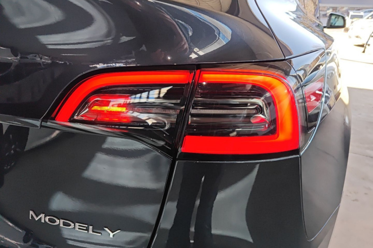 特斯拉 Model Y 2024款 长续航全轮驱动版车身外观9