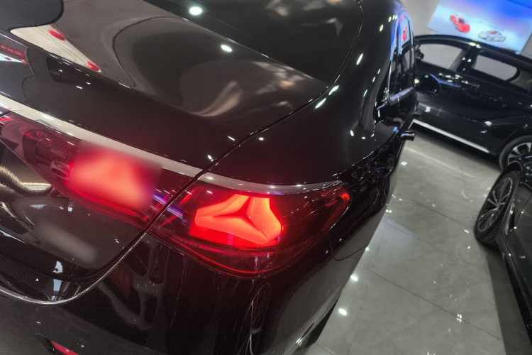 奔驰E级 2024款 E 260 L车身外观9