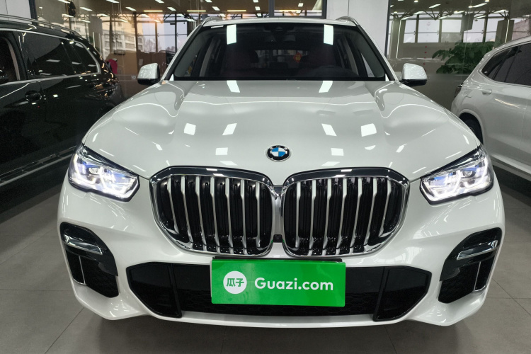 宝马X5 2022款 改款 xDrive 30Li 尊享型M运动套装车身外观2