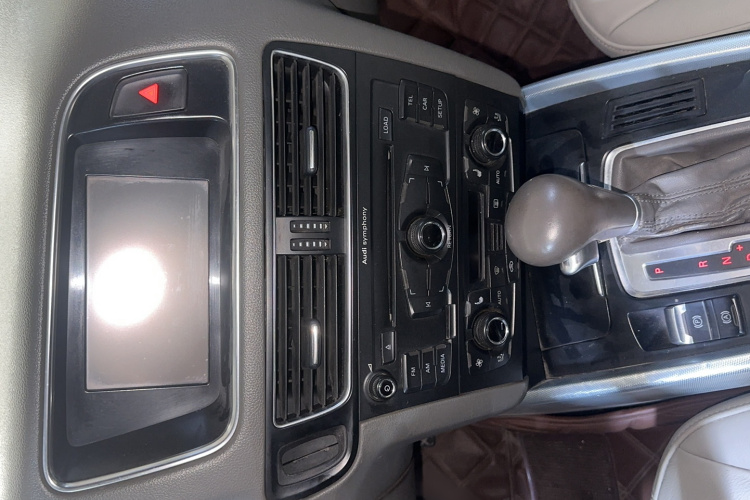 奥迪Q5 2011款 2.0TFSI 技术型中控内饰7004