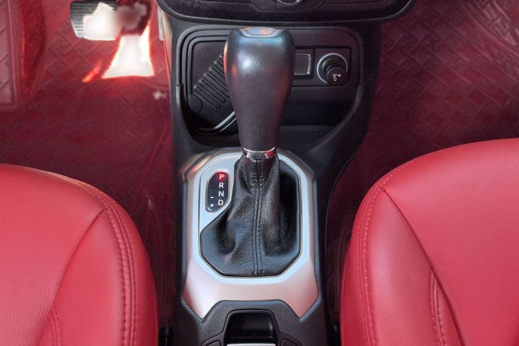 Jeep 自由侠 2018款 互联大屏版 180T 自动动能版+局部细节18