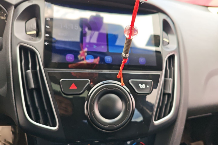 福特 福克斯 2015款 三厢 1.6L 手动风尚型局部细节16