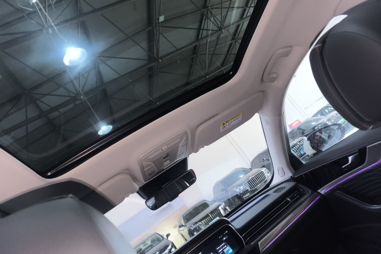 红旗HS5 2022款 改款 2.0T 智联旗享四驱版中控内饰22