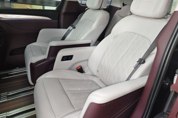 别克GL8 2022款 Avenir艾维亚 七座亲礼版中控内饰21