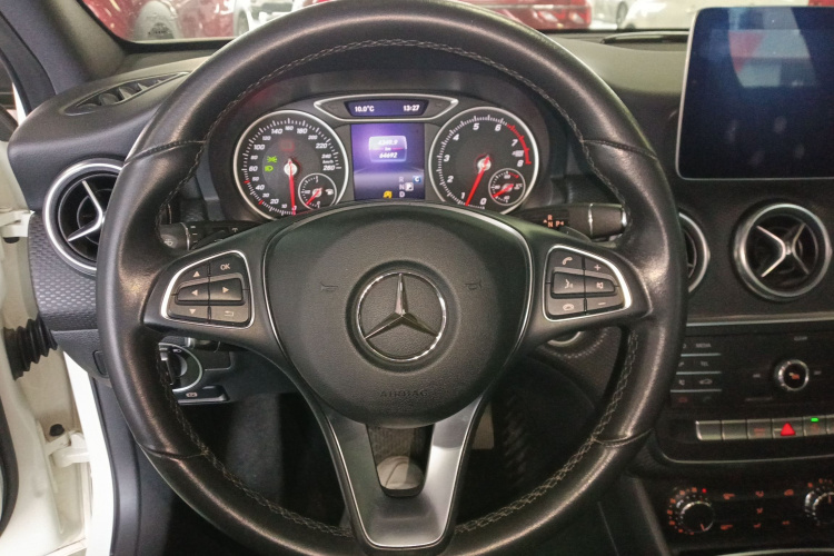 奔驰A级(进口) 2018款 A 200 动感型局部细节13