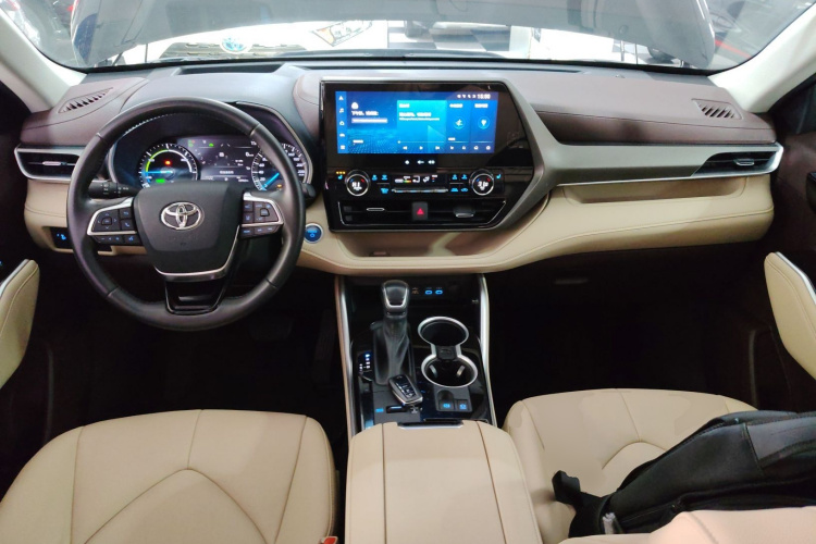 丰田 汉兰达 2022款 双擎 2.5L 四驱尊贵版 7座中控内饰12