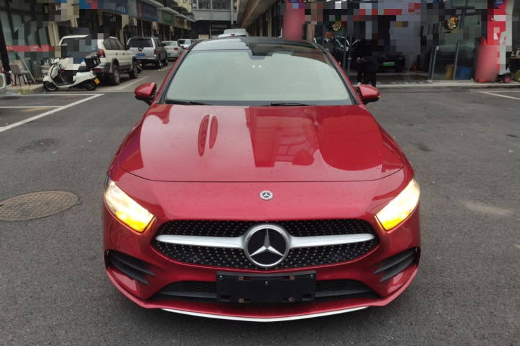 奔驰A级 2019款 A 180 L 运动轿车车身外观2