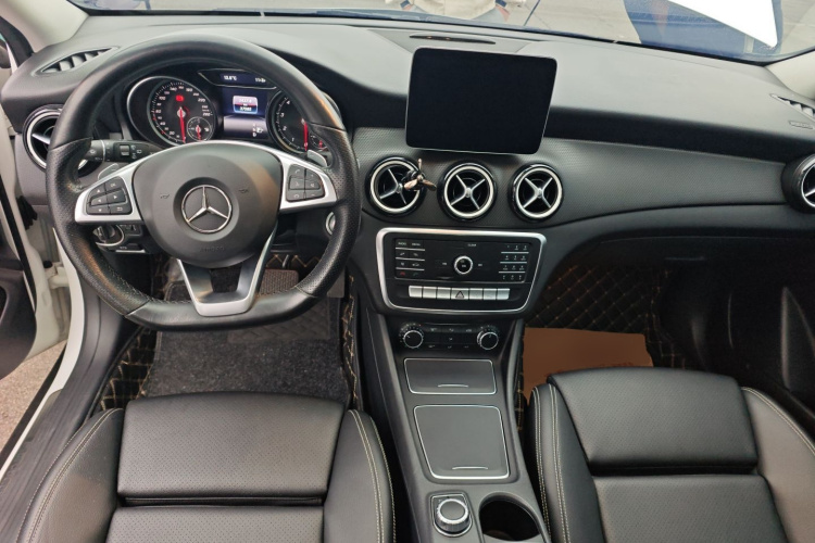 奔驰GLA 2019款 GLA 200 动感型中控内饰12