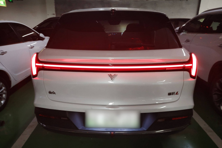 哪吒汽车 哪吒L 2024款 增程 220 闪充版车身外观6004