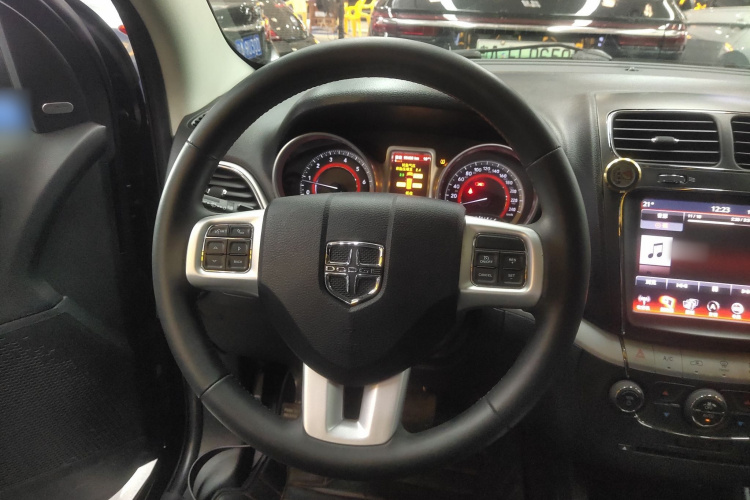 道奇 酷威 2013款 2.4L 两驱尊尚版中控内饰13