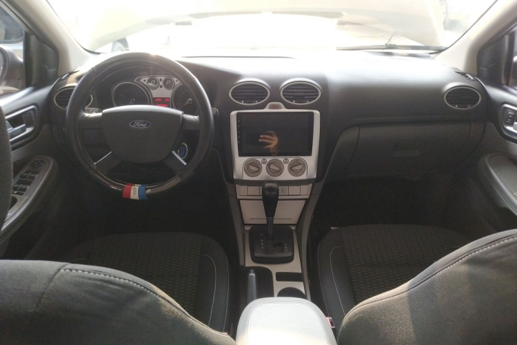 福特 福克斯 2013款 两厢经典 1.8L 自动百万纪念版中控内饰12