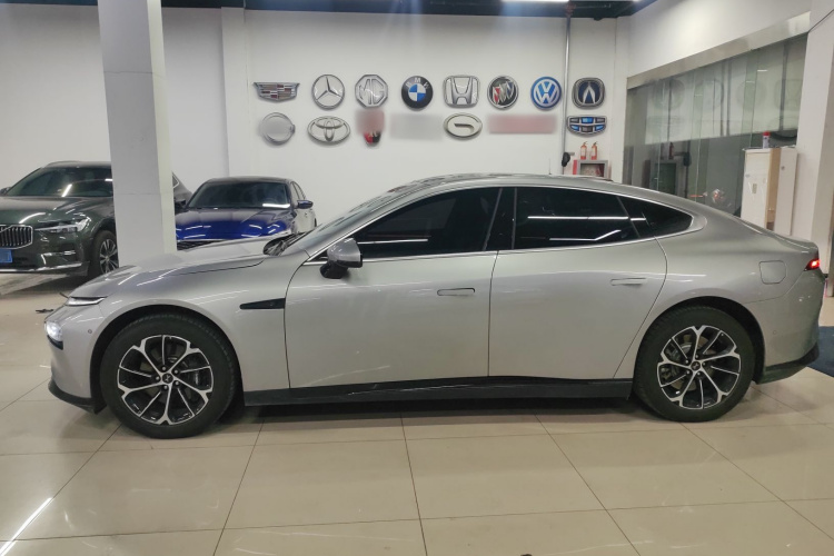 小鹏P7 2023款 586E车身外观4