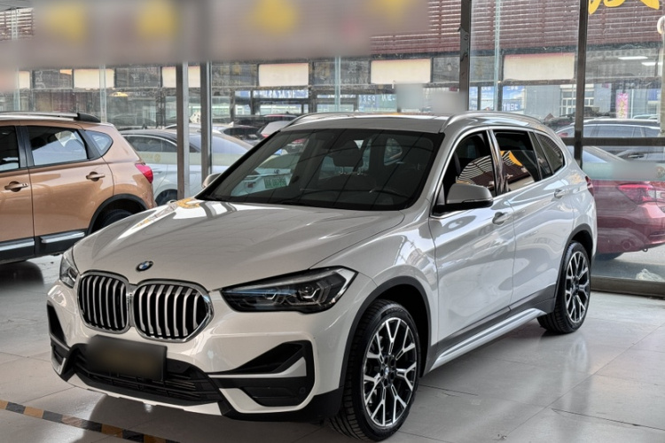 宝马X1 2022款 改款 xDrive25Li 尊享型车身外观1