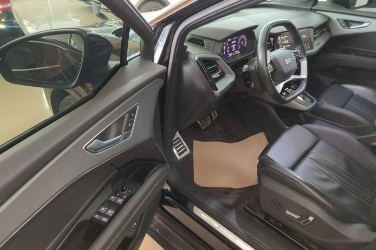 奥迪Q5 e-tron 2023款 40 e-tron 闪耀型 机甲套装中控内饰20