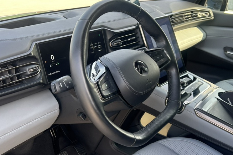 蔚来ES8 2020款 415KM 签名版 六座版中控内饰7011