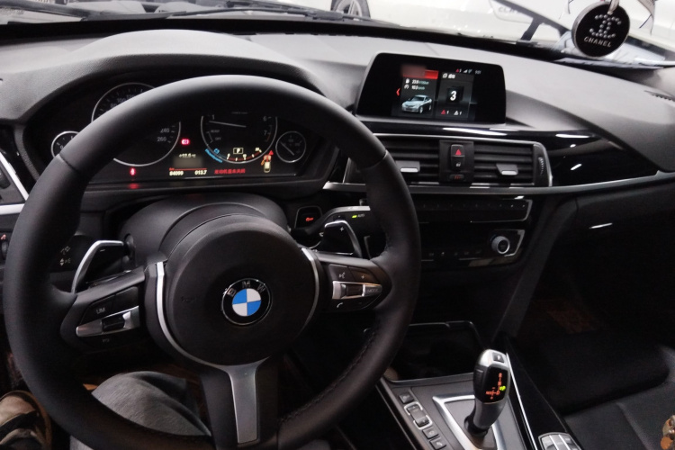 宝马3系GT 2019款 320i 时尚型中控内饰12