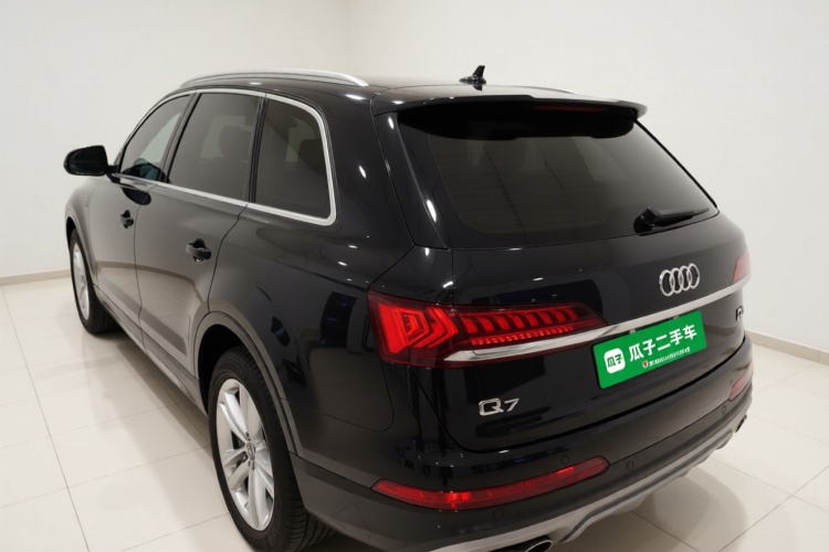 奥迪Q7 2023款 45 TFSI quattro S line运动型车身外观5