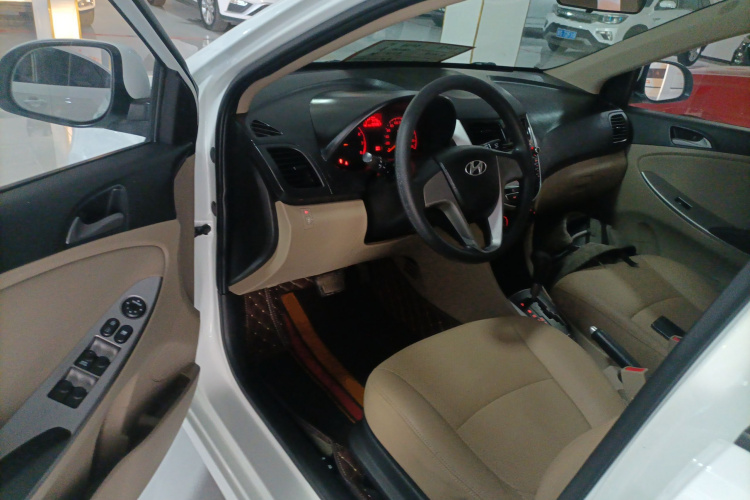 现代 瑞纳 2014款 1.4L 自动智能型GLS中控内饰20