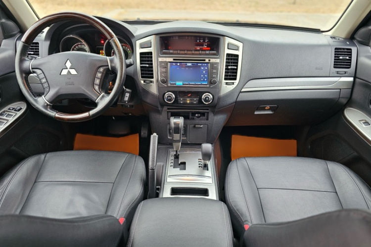 三菱 帕杰罗(进口) 2016款 3.0L 自动尊贵版 国V中控内饰7002