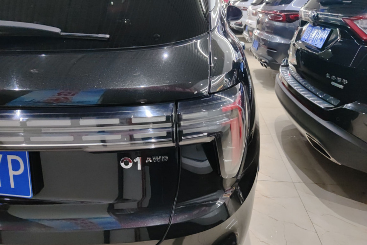 领克01 2023款 2.0TD 四驱暗夜版车身外观9