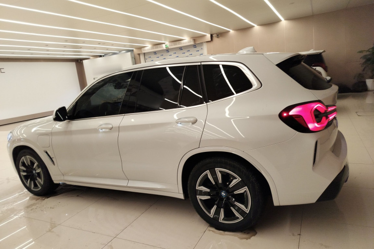 宝马iX3 2024款 领先型车身外观4