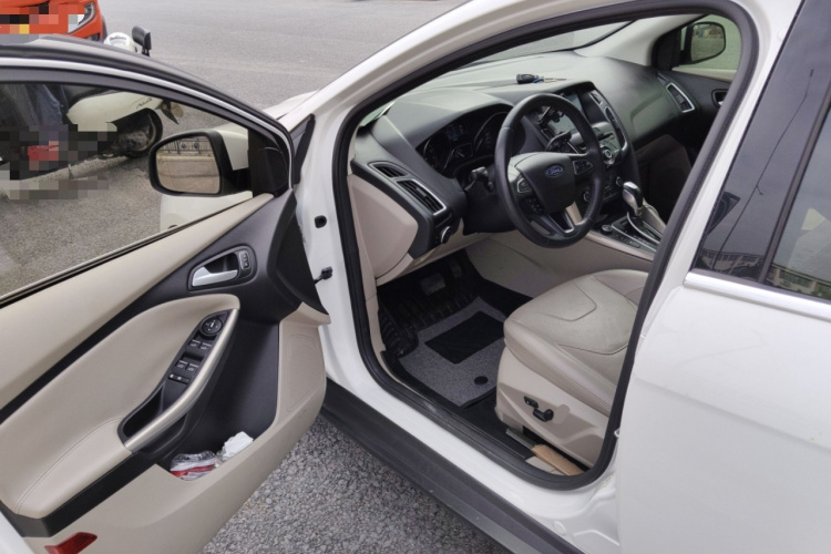 福特 福克斯 2017款 三厢 EcoBoost 180 自动旗舰型中控内饰20