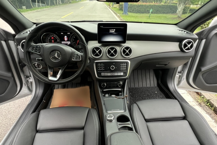 奔驰CLA 2018款 CLA 200 时尚型中控内饰7010