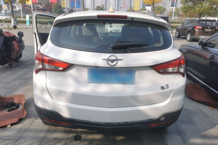 海马S5 2015款 1.6L 手动舒适型车身外观6