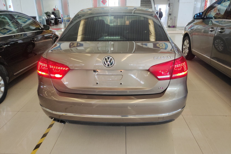 大众 帕萨特 2014款 1.8TSI DSG尊荣版车身外观6