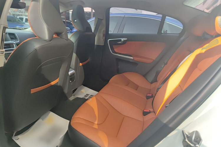 沃尔沃S60 2019款 S60L 改款 T5 智进进阶版中控内饰7004