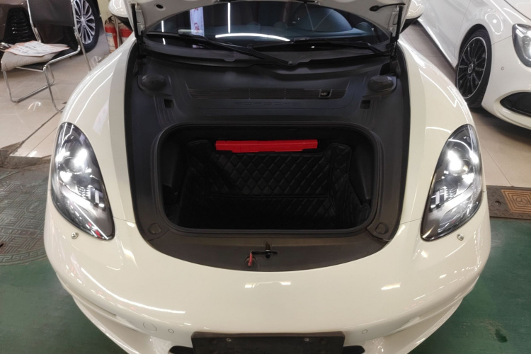 保时捷718 2020款 Cayman 2.0T机舱底盘24