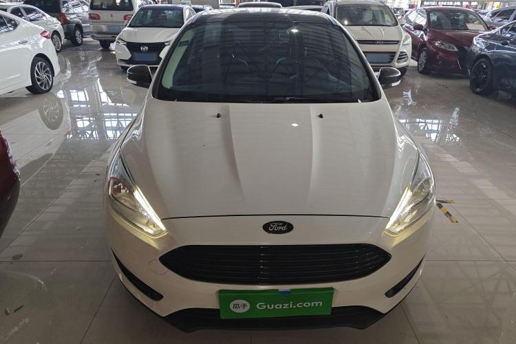 福特 福克斯 2018款 三厢经典 EcoBoost 180 自动精英型车身外观2