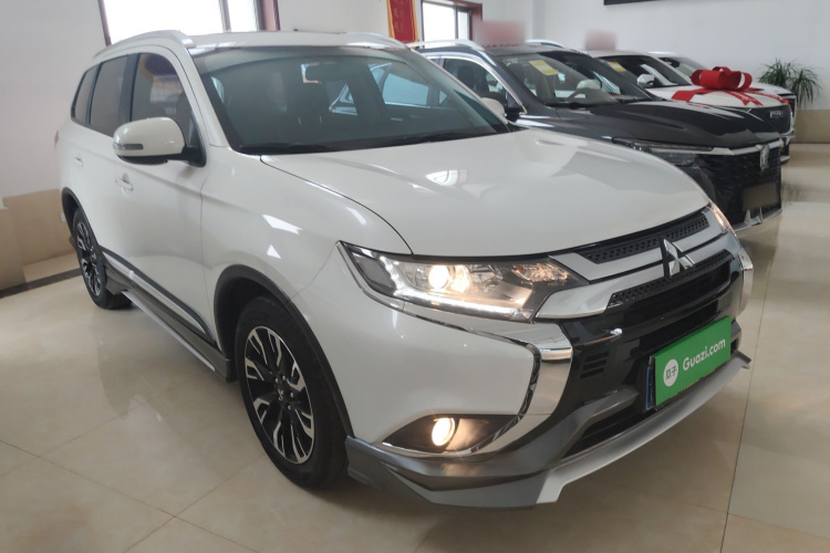 三菱 欧蓝德 2020款 2.0L 两驱畅享版 5座车身外观3