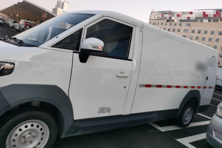 福田 智蓝精灵E7 2024款 改款 纯电动厢式运输车 平顶2座 亿纬锂能41.86kWh车身外观4