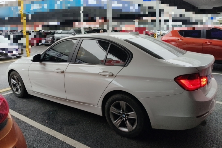 宝马3系 2015款 320i 超悦版时尚型车身外观4