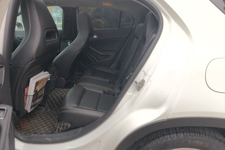 奔驰GLA 2019款 GLA 200 动感型中控内饰21