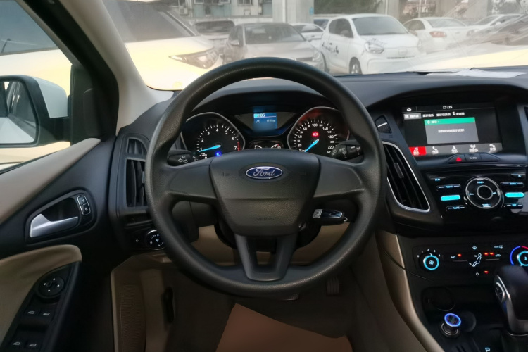 福特 福克斯 2017款 三厢 1.6L 自动舒适型智行版局部细节13