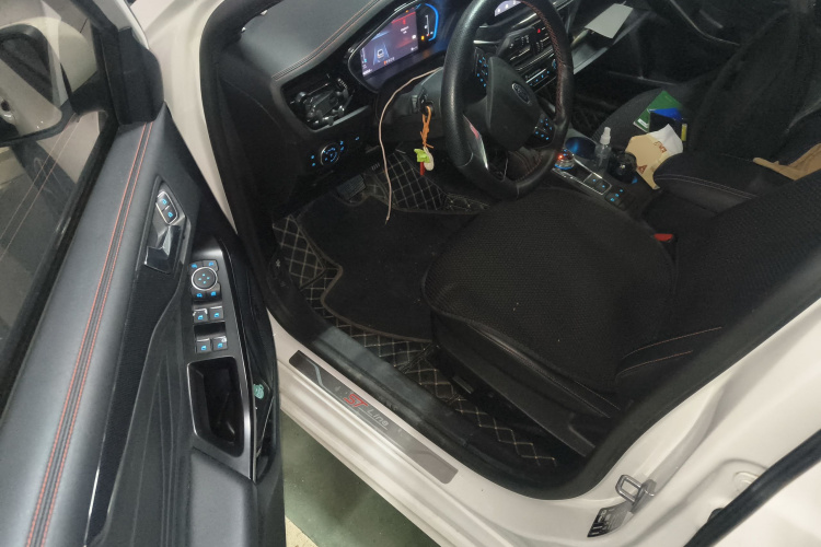福特 福克斯 2021款 三厢 EcoBoost 180 自动ST Line中控内饰20
