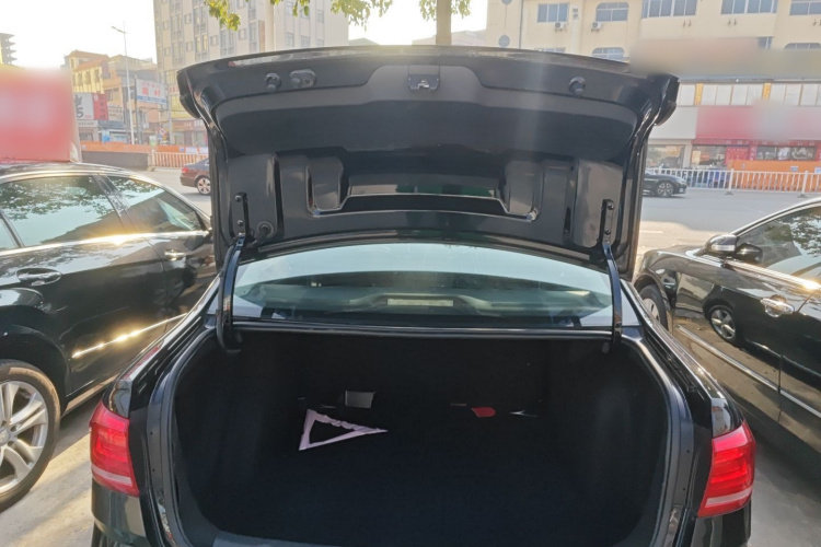 大众 朗逸 2017款 1.6L 自动风尚版机舱底盘23