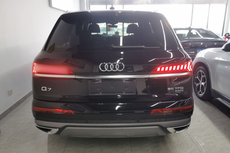 奥迪Q7 2022款 55 TFSI quattro S line运动型车身外观6