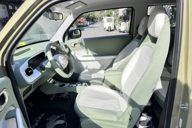 吉利银河 2025款 210km 熊猫骑士中控内饰7002