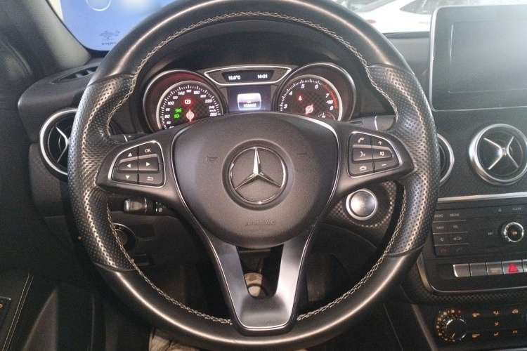 奔驰A级(进口) 2016款 A 200 时尚型中控内饰13