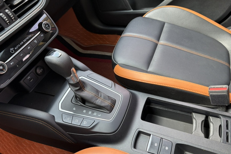 福特 福克斯 2022款 三厢 EcoBoost 180 自动竞速版中控内饰7005