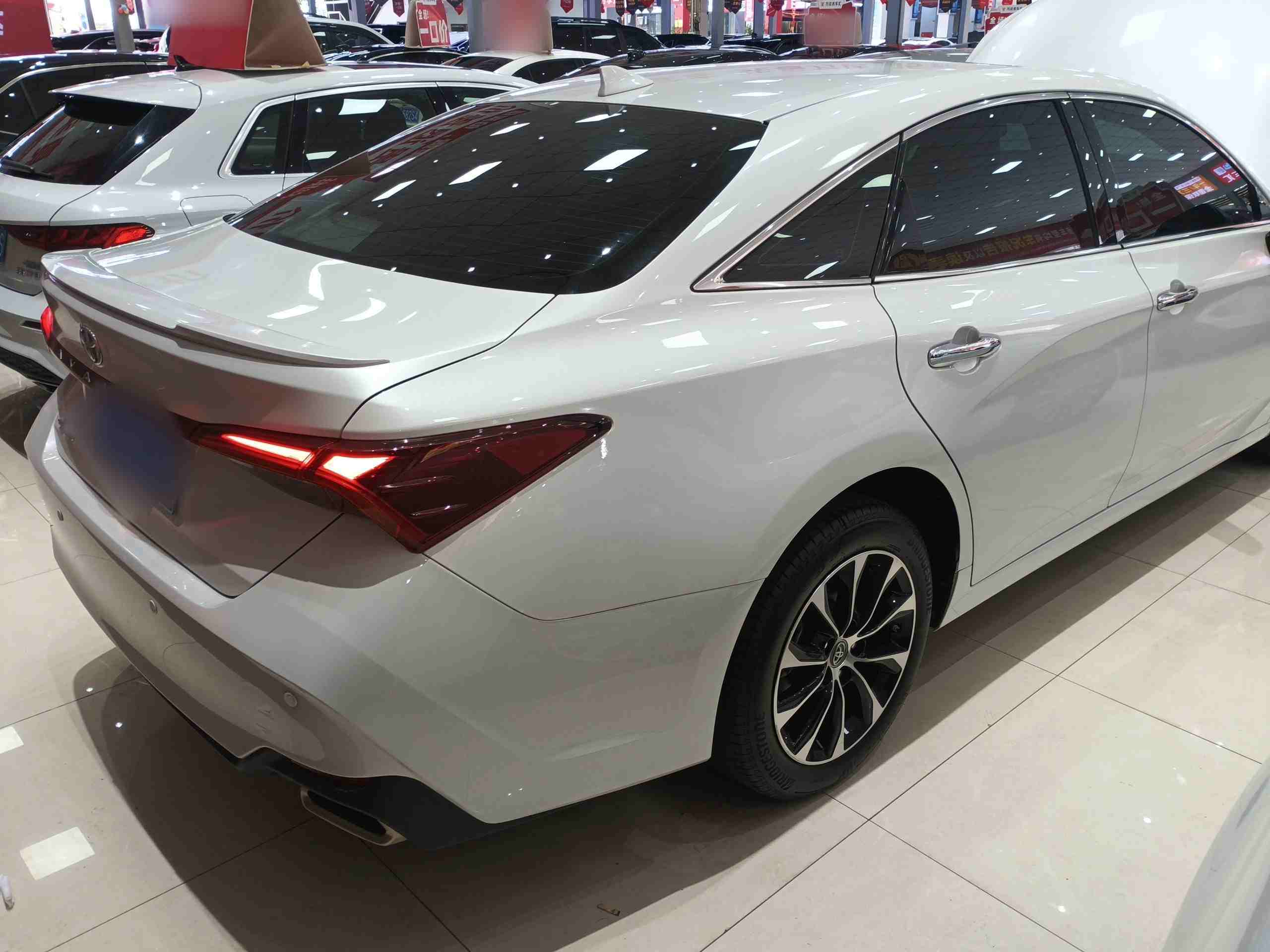 车辆右后45度外观展示