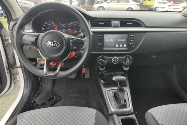 起亚K2 2017款 三厢 1.4L AT GLS中控内饰12