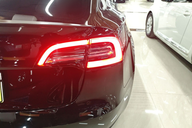 特斯拉 Model 3 2021款 Performance高性能全轮驱动版 3D6车身外观9