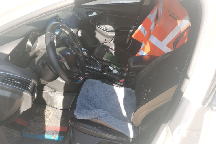 福特 福克斯 2012款 两厢 1.6L 自动风尚型中控内饰19