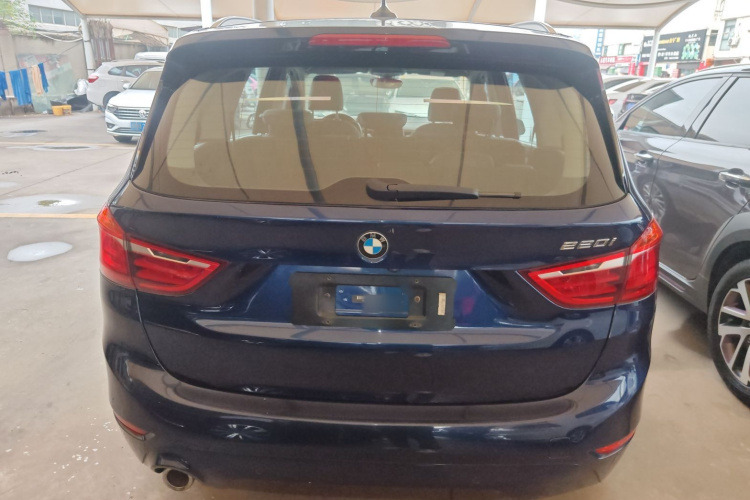 宝马2系多功能旅行车 2018款 220i 领先型车身外观6
