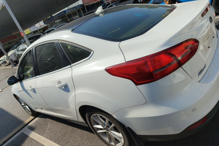 福特 福克斯 2017款 三厢 EcoBoost 180 自动精英型车身外观4