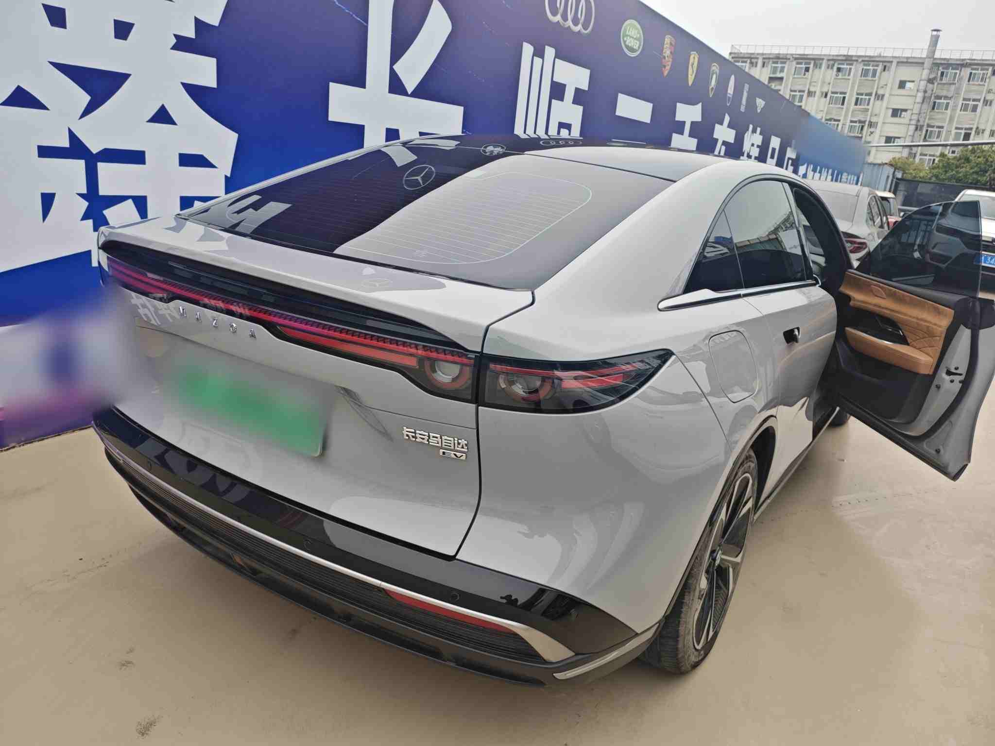 车辆右后45度视角展示